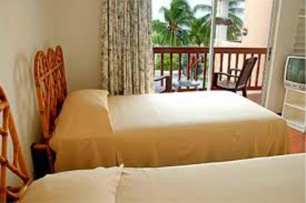 Carib Blue Apartments Oistins Esterno foto