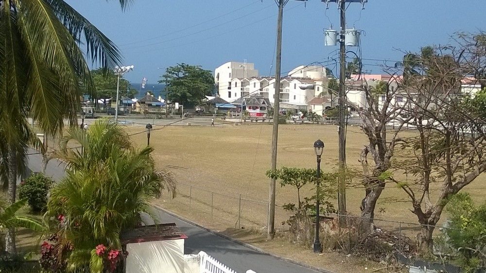 Carib Blue Apartments Oistins Esterno foto