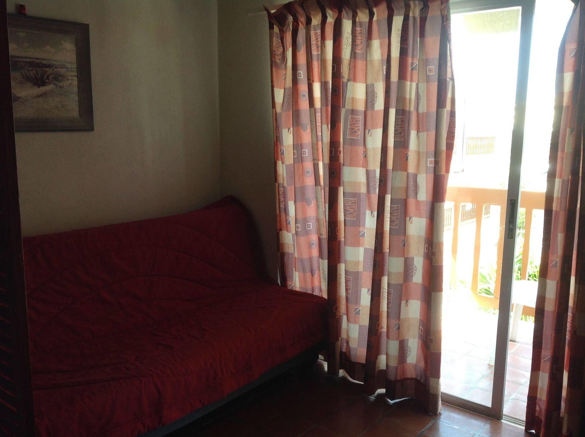 Carib Blue Apartments Oistins Esterno foto