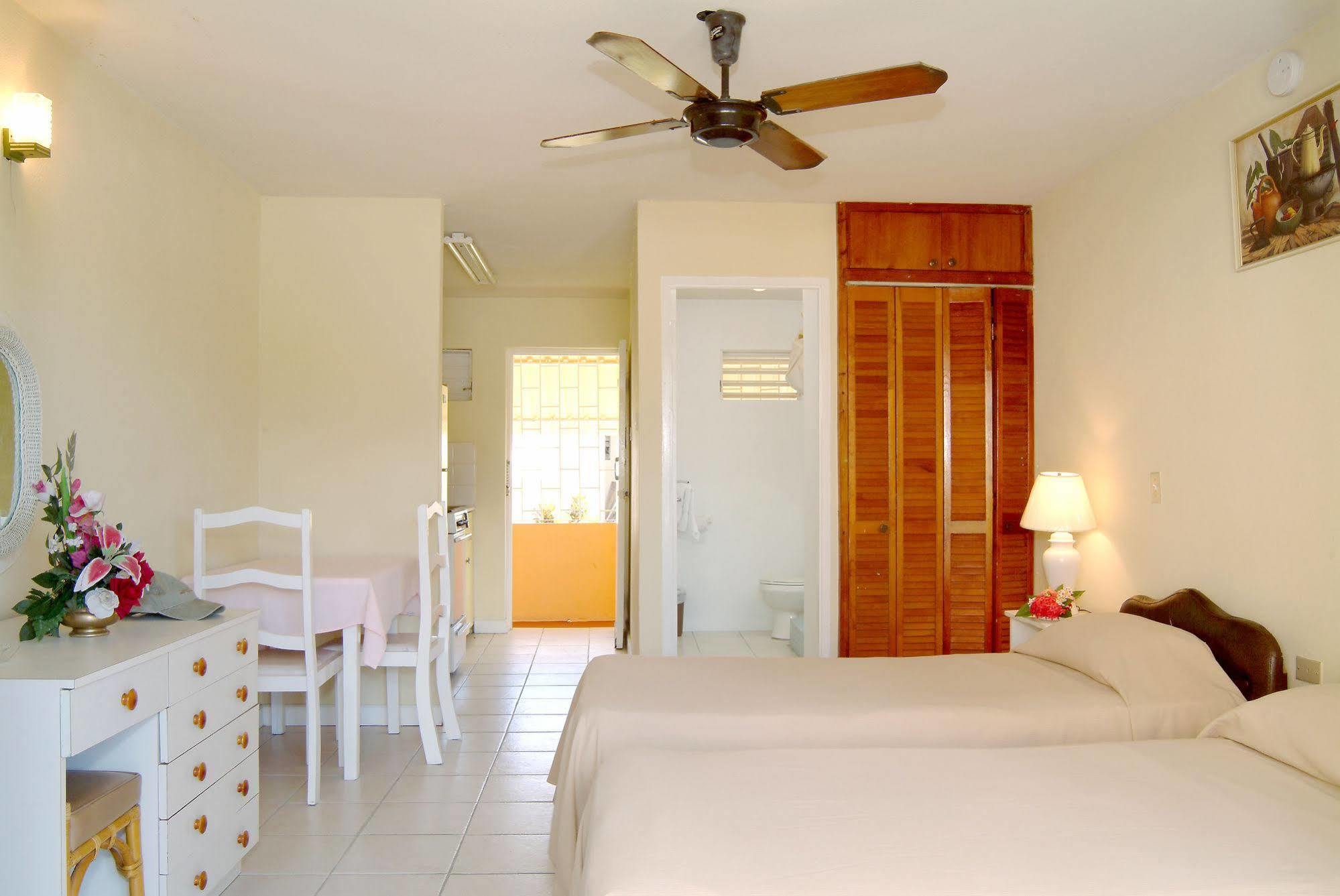 Carib Blue Apartments Oistins Esterno foto