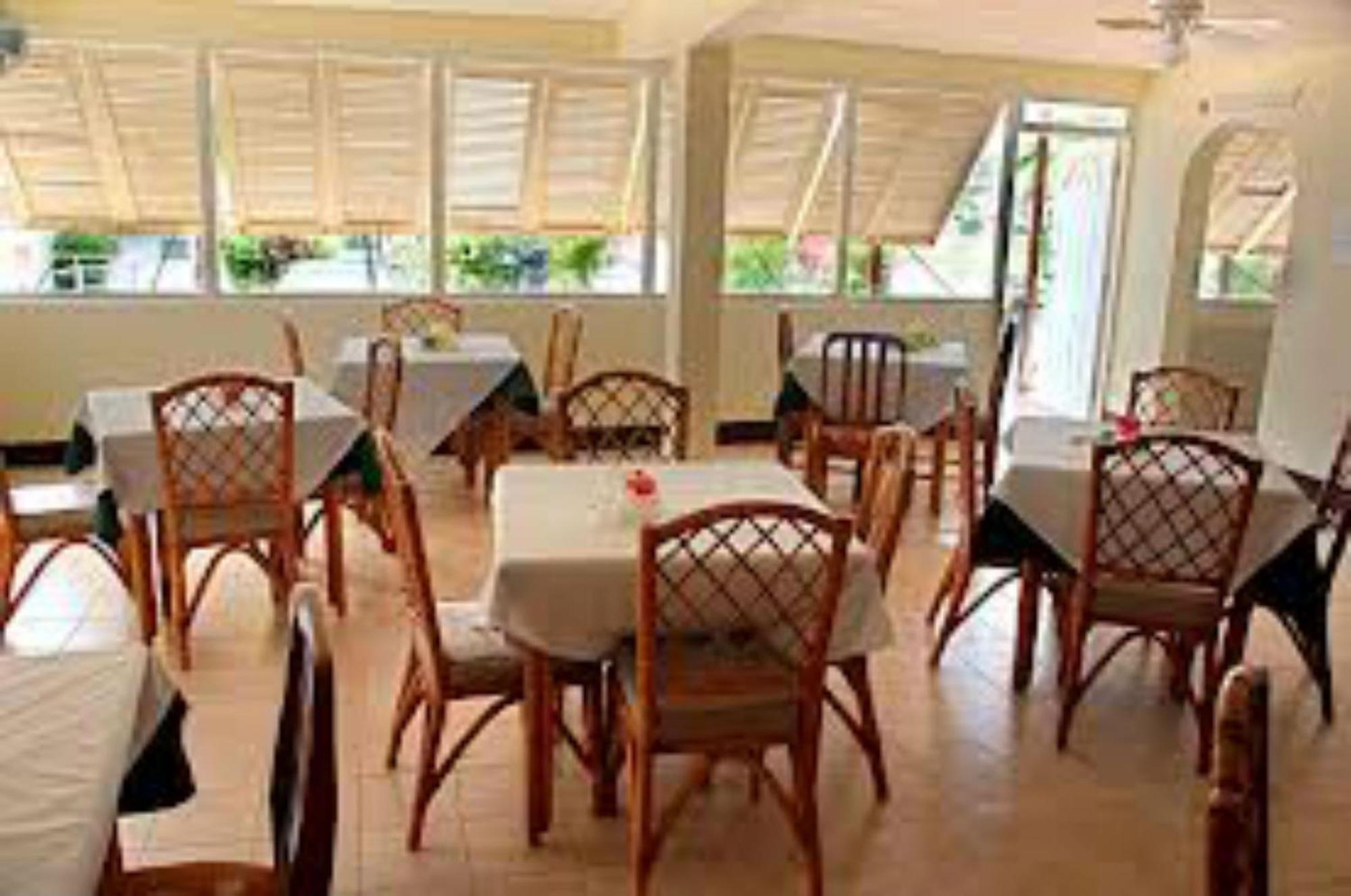 Carib Blue Apartments Oistins Esterno foto